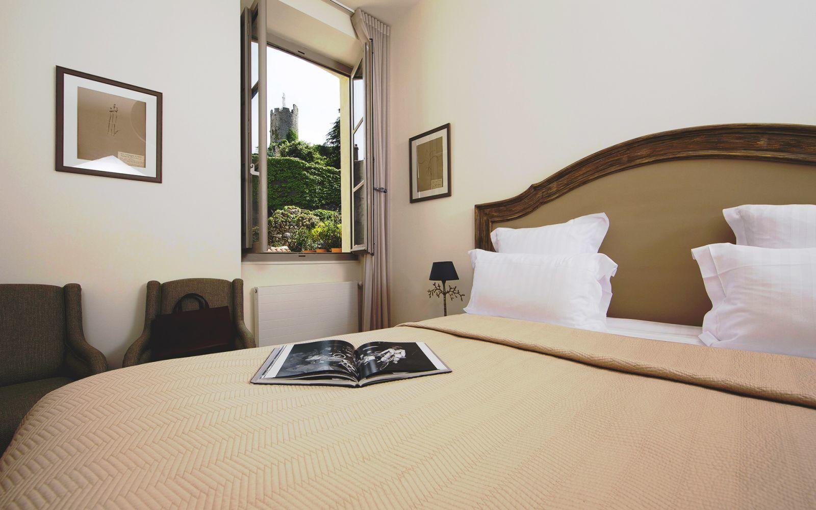 Hôtel de la Villeon | Comfort room | Bed